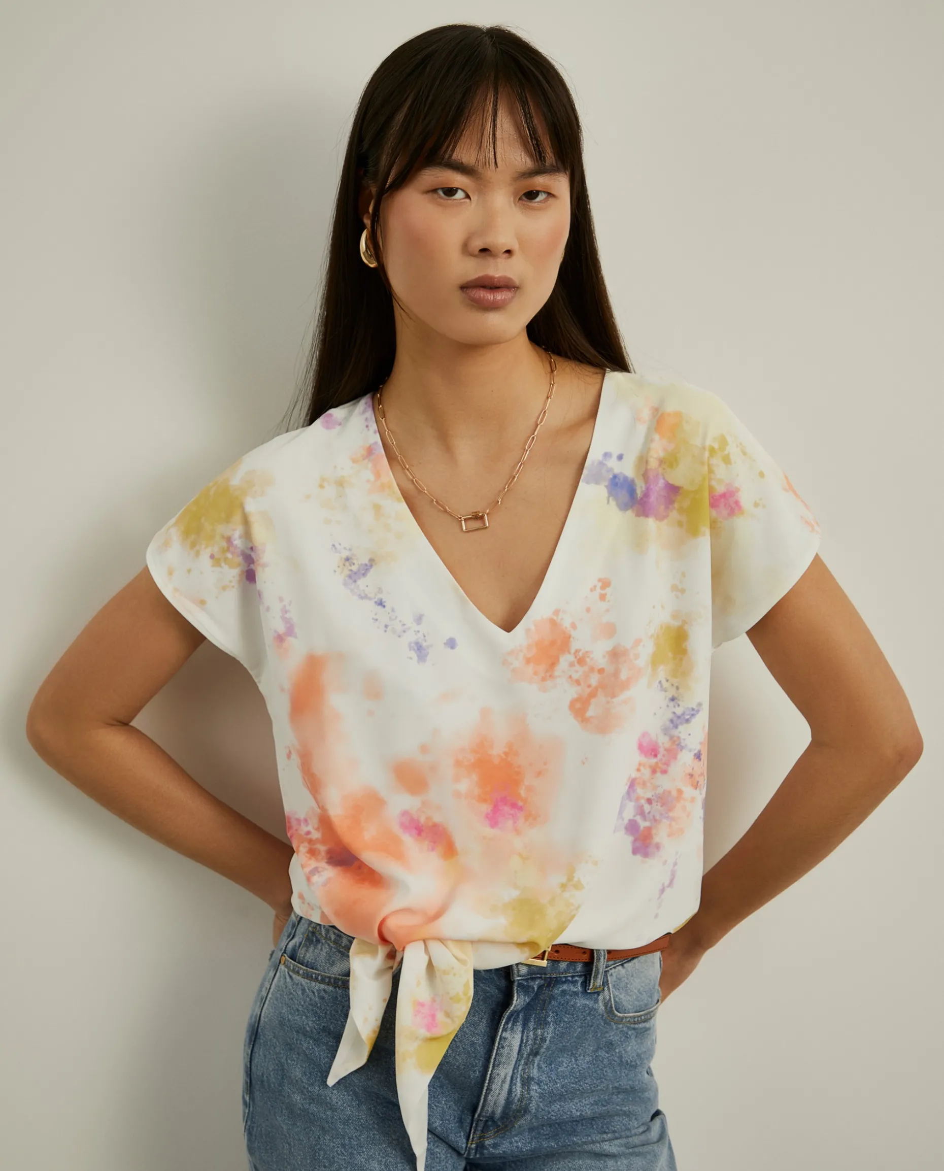 Blusa tie-dye com decote em V|LION OF PORCHES Shop